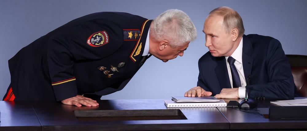 Kremlchef Wladimir Putin mit seinem Innenminister Wladimir Kolokolzew. Moskau werde jetzt über den Waffenruhe-Plan der USA beraten, heißt es aus dem Kreml.