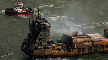 Rauch auf dem Frachtschiff „Solong“. 