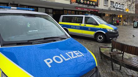 Polizeikräfte suchen nach dem Verdächtigen.