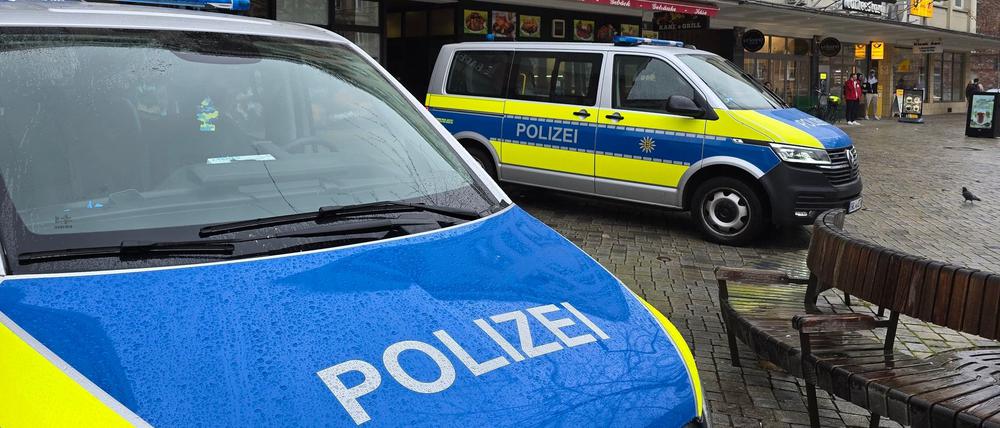 Polizeikräfte suchen nach dem Verdächtigen.