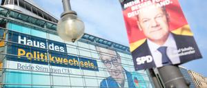  Ein Wahlplakat der SPD vor dem Konrad-Adenauer-Haus, der CDU-Bundeszentrale.
