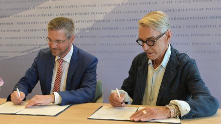 Potsdams Oberbürgermeister Mike Schubert (SPD) und Wolfgang Joop vereinbarten 2023 eine Ausstellung über das Lebenswerk des Modedesigners. Jetzt ist die Schau abgesagt. 