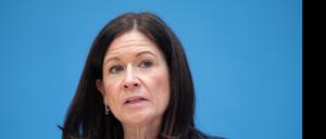 Katharina Günther-Wünsch (CDU), Senatorin für Bildung, Jugend und Familie in Berlin und Präsidentin der Kultusministerkonferenz, spricht bei der Vorstellung der Pisa-Studie 2022 in der Bundespressekonferenz. Im Frühjahr 2022 wurden fast 8000 Schülerinnen und Schüler der 9. Klassen in Deutschland getestet. Die internationale Vergleichsstudie der OECD findet alle drei Jahre statt und überprüft die Kompetenzen in Mathematik, Lesen und Naturwissenschaften. +++ dpa-Bildfunk +++