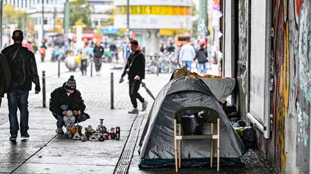 Obdachlose haben ihre Zelte am Alexanderplatz aufgeschlagen. 
