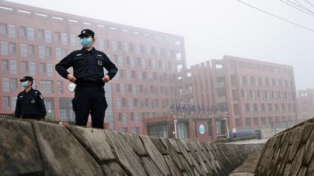 Wachleute während der Corona-Pandemie vor dem Wuhan Institute of Virology. 