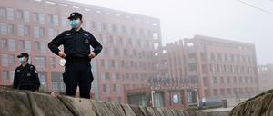 Wachleute während der Corona-Pandemie vor dem Wuhan Institute of Virology. 