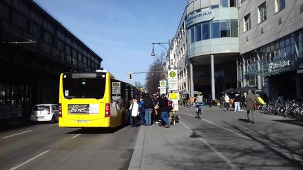 Ersatzbus der Tramlinie M1 in Berlin.