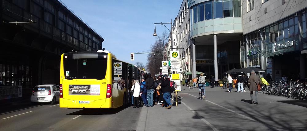 Ein Ersatzbus der Tramlinie M1 in Berlin.