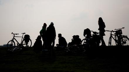 Jugendliche treffen sich auf dem Tempelhofer Feld.