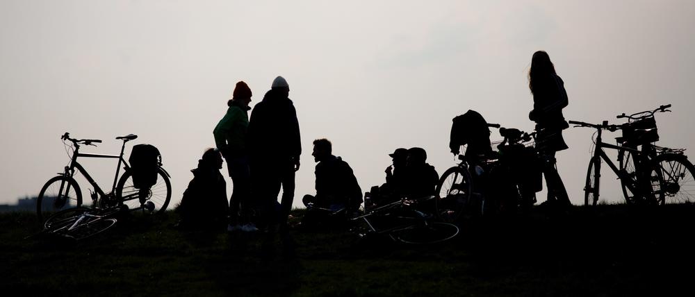 Jugendliche treffen sich auf dem Tempelhofer Feld.