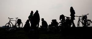 Jugendliche treffen sich auf dem Tempelhofer Feld. (zu dpa: «Rechtsruck unter Jüngeren: Sozialarbeiter warnen vor Sparkurs») +++ dpa-Bildfunk +++