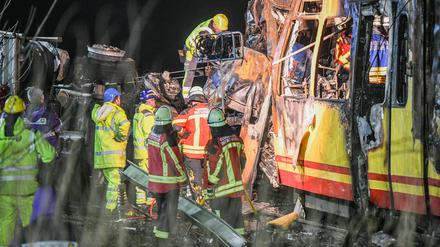 Blick auf die Unfallstelle nach dem Zusammenstoß eines Tanklasters mit einer Stadtbahn in Baden-Württemberg.
