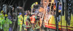 Blick auf die Unfallstelle nach dem Zusammenstoß eines Tanklasters mit einer Stadtbahn in Baden-Württemberg.