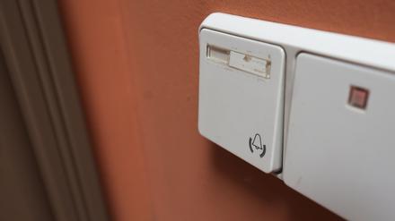 Wohnt hier jemand? Eine vermeintlich leer stehende Wohnung in Babelsberg mit Klingel ohne Namensschild.