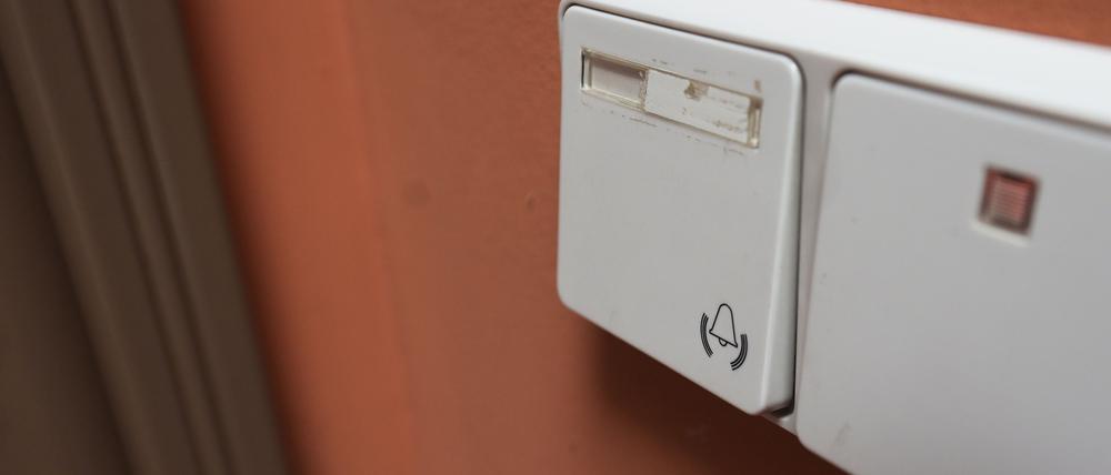 Wohnt hier jemand? Eine vermeintlich leer stehende Wohnung in Babelsberg mit Klingel ohne Namensschild.