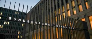 Das Gebäude des Bundesnachrichtendienstes in der Berliner Chausseestraße bei Nacht.