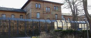 Blick auf eines der Gebäude vom Krankenhaus-Maßregelvollzug für als psychiatrisch auffällig oder suchtkrank eingestufte Straftäter auf dem Gelände der Karl-Bonhoeffer-Nervenklinik.
