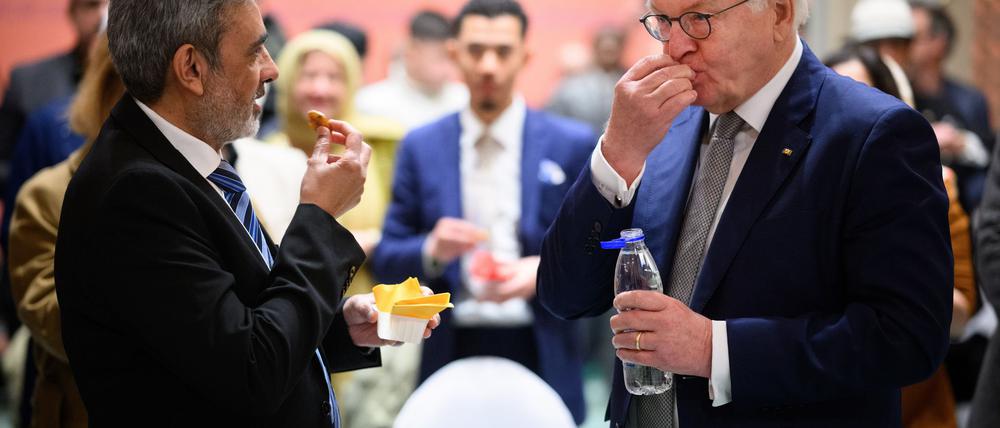 Mit Datteln und Wasser: Steinmeier nimmt am muslimischen Fastenbrechen teil.