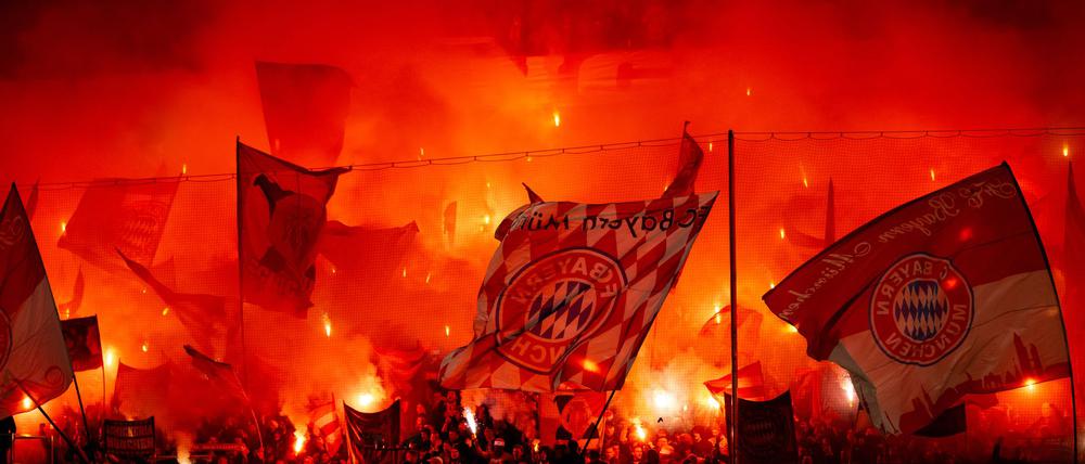 Unter anderem für das Zünden von Bengalos im Spiel gegen Leverkusen wurde der FC Bayern nun bestraft.