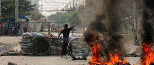 Ein Demonstrant steht während der Proteste gegen den Militärputsch bei einer Straßenblockade.