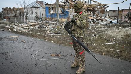 Ein russischer Soldat patrouilliert im Dorf Russkaja Konopelka in Kursk, das die russische Armee zurückerobert hat. 