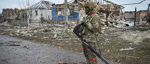 Ein russischer Soldat patrouilliert im Dorf Russkaja Konopelka in Kursk, das die russische Armee zurückerobert hat. 