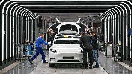 Mitarbeiter der Tesla Gigafactory Berlin Brandenburg arbeiten an der Endkontrolle der fertigen Elektrofahrzeuge vom Typ Model Y. Am 22.03.2022 wurde das Tesla Werk eröffnet und in Betrieb genommen. Inzwischen sind dort etwa 10 000 Mitarbeiter beschäftigt. (zu dpa: «Gewerkschaft wirbt erstmals in Tesla-Fabrik für Tarifverträge») +++ dpa-Bildfunk +++