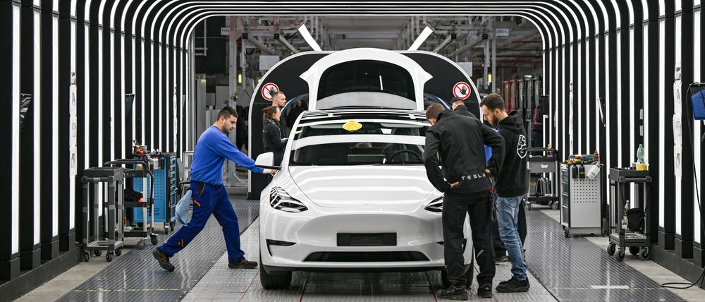 Mitarbeiter der Tesla Gigafactory Berlin Brandenburg arbeiten an der Endkontrolle der fertigen Elektrofahrzeuge vom Typ Model Y. Am 22.03.2022 wurde das Tesla Werk eröffnet und in Betrieb genommen. Inzwischen sind dort etwa 10 000 Mitarbeiter beschäftigt. (zu dpa: «Gewerkschaft wirbt erstmals in Tesla-Fabrik für Tarifverträge») +++ dpa-Bildfunk +++