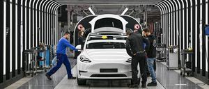 Mitarbeiter der Tesla Gigafactory Berlin Brandenburg arbeiten an der Endkontrolle der fertigen Elektrofahrzeuge vom Typ Model Y. Am 22.03.2022 wurde das Tesla Werk eröffnet und in Betrieb genommen. Inzwischen sind dort etwa 10 000 Mitarbeiter beschäftigt. (zu dpa: «Gewerkschaft wirbt erstmals in Tesla-Fabrik für Tarifverträge») +++ dpa-Bildfunk +++