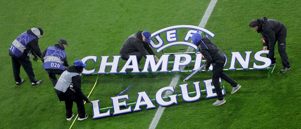 Helfer bauen das Logo der Champions League auf.