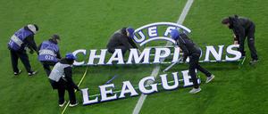 Helfer bauen das Logo der Champions League auf.