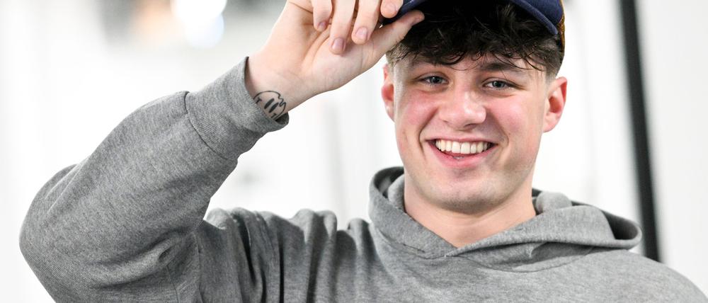 Lukas White ist in einem kleinen Ortsteil in Sachsen-Anhalt aufgewachsen. Heute lebt er in Berlin.