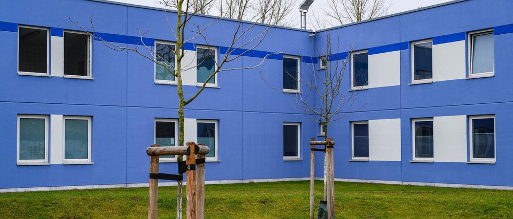 Ein Gebäude für das sogenannte Dublin-Zentrum auf dem Gelände der Zentralen Ausländerbehörde in Eisenhüttenstadt. Das Zentrum soll Platz für 250 Menschen bieten. (Archivbild) 