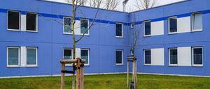 Ein Gebäude für das sogenannte Dublin-Zentrum auf dem Gelände der Zentralen Ausländerbehörde in Eisenhüttenstadt. Das Zentrum soll Platz für 250 Menschen bieten. (Archivbild) 