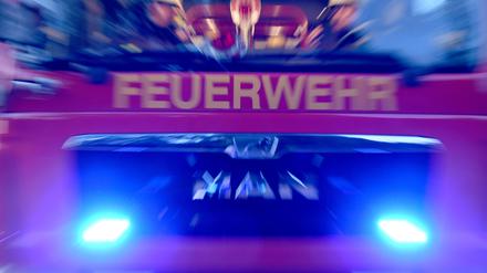 ARCHIV - 17.07.2019, Schleswig-Holstein, Aukrug-Homfeld: Feuerwehrmänner sitzen in ihrem Fahrzeug. (zu dpa: «Technischer Defekt Ursache für Brand in Nortorf») Foto: Carsten Rehder/dpa +++ dpa-Bildfunk +++
