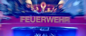 ARCHIV - 17.07.2019, Schleswig-Holstein, Aukrug-Homfeld: Feuerwehrmänner sitzen in ihrem Fahrzeug. (zu dpa: «Technischer Defekt Ursache für Brand in Nortorf») Foto: Carsten Rehder/dpa +++ dpa-Bildfunk +++