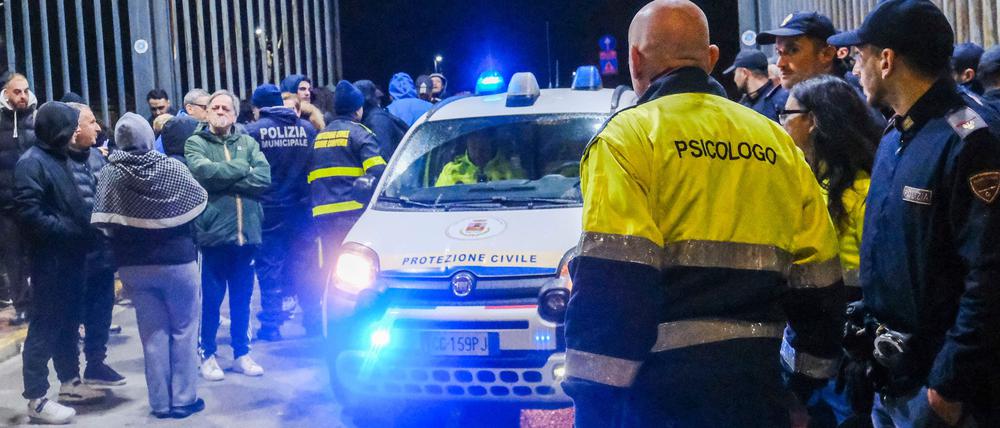Erneut bebt die Erde in den Phlegräischen Feldern. Menschen laufen verängstigt auf die Straße.