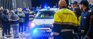 Erneut bebt die Erde in den Phlegräischen Feldern. Menschen laufen verängstigt auf die Straße.