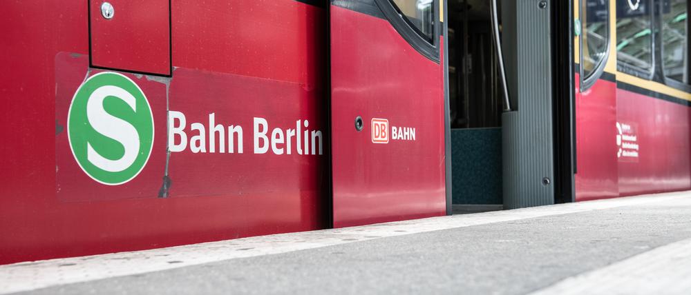 Berlin: Eine S-Bahn steht mit geöffneten Türen im Ostbahnhof. (Archivbild)