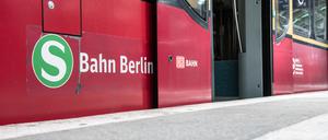 Berlin: Eine S-Bahn steht mit geöffneten Türen im Ostbahnhof. (Archivbild)