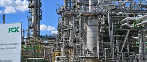 Der Ausstoß an Schwefeldioxid sorgt für Streit über die Raffinerie PCK in Schwedt. (Archivbild)