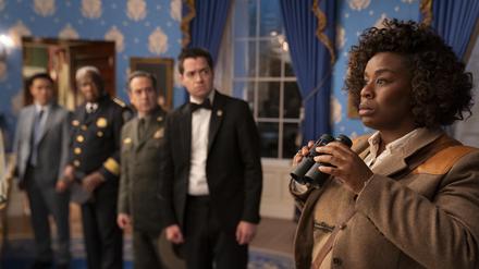 Fahnderin Cordelia Cupp (Uzo Aduba, rechts) braucht schon mal ein Fernglas, um den Überblick in den Mordermittlungen zu behalten.