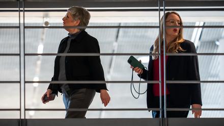 Britta Haßelmann und Katharina Dröge, beide Fraktionsvorsitzende von Bündnis 90/Die Grünen, auf den Weg zum Büro von Friedrich Merz. 