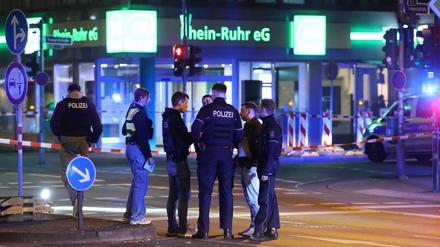 Einsatzkräfte der Polizei arbeiten an einem Tatort. In der Düsseldorfer Innenstadt ist ein Mann ums Leben gekommen - es läuft ein Polizeigroßeinsatz. 