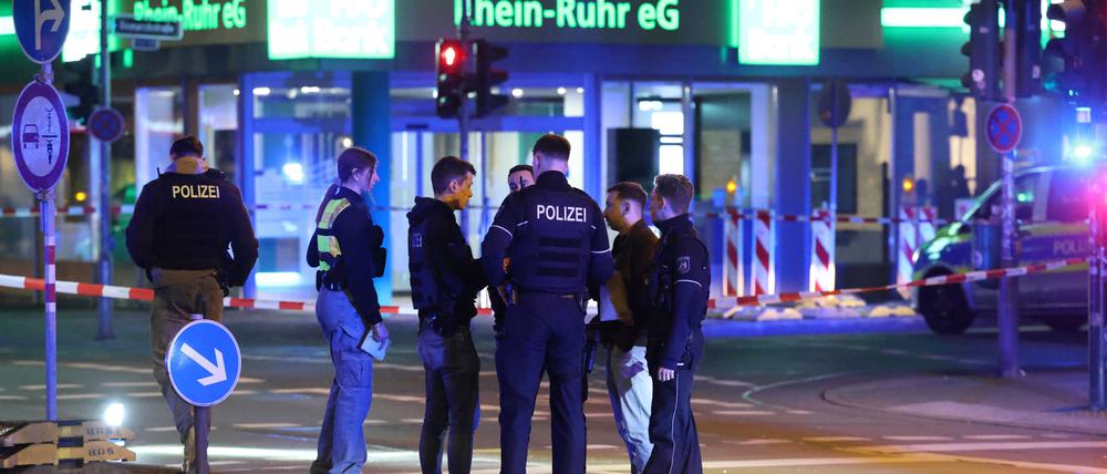 Einsatzkräfte der Polizei arbeiten an einem Tatort. In der Düsseldorfer Innenstadt ist ein Mann ums Leben gekommen - es läuft ein Polizeigroßeinsatz.