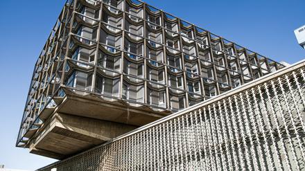 Die Fassade des Campus Benjamin Franklin der Charité im Berliner Bezirk Steglitz-Zehlendorf: Der Screen, die Fassade, ist der menschlichen Wirbelsäule nachempfunden und ist ein stilprägendes Element des Klinikbaus. 