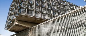 Die Fassade des Campus Benjamin Franklin der Charité im Berliner Bezirk Steglitz-Zehlendorf: Der Screen, die Fassade, ist der menschlichen Wirbelsäule nachempfunden und ist ein stilprägendes Element des Klinikbaus. 