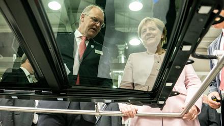 Der scheidende Webasto-Chef Holger Engelmann in besseren Tagen im Jahr 2019. Hier demonstriert der Manager der früheren Bundeskanzlerin Angela Merkel in einem Werk im chinesischen Wuhan die Fertigung von Schiebedächern.