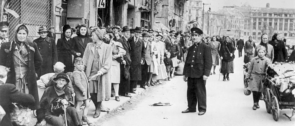 Ohne endloses Schlangestehen auf Berlins Straßen waren die zum Überleben notwendigsten Dinge in den Monaten nach Kriegsende kaum zu bekommen. 
