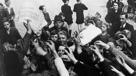 Einwohner Berlins erhalten Flugblätter mit der Kapitulationsurkunde Deutschlands. Das Kriegsende war kein vollständiger Neuanfang, sondern eine komplexe Übergangsphase, so die These von Martin Sabrow.
